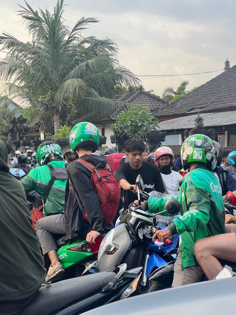 digital nomads traffic in bali gojek and grab drivers on bikes in canggu