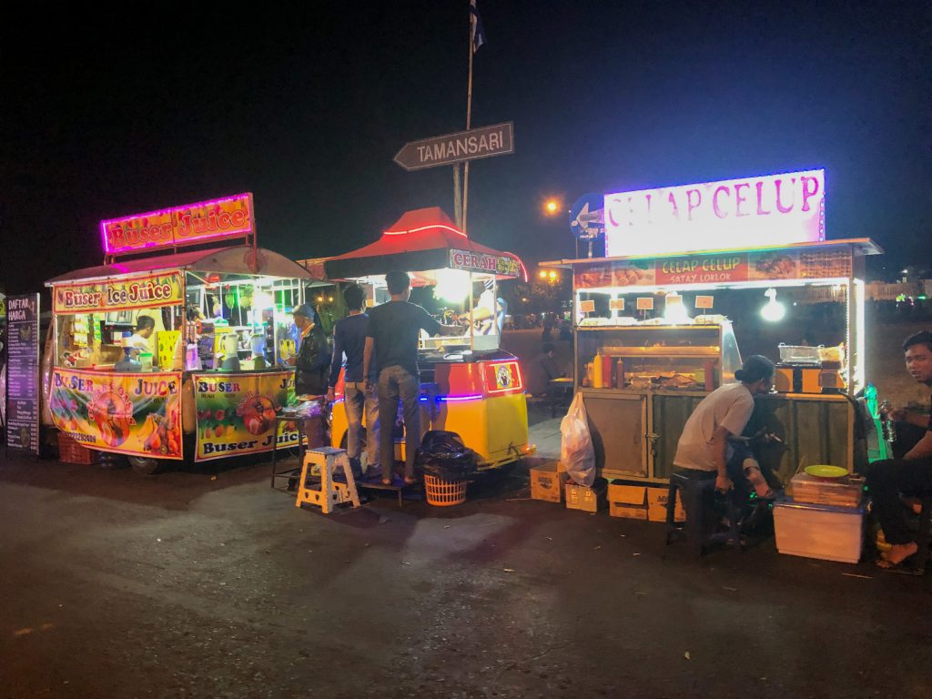 alun alun square nightmarket yogyakarta warungs