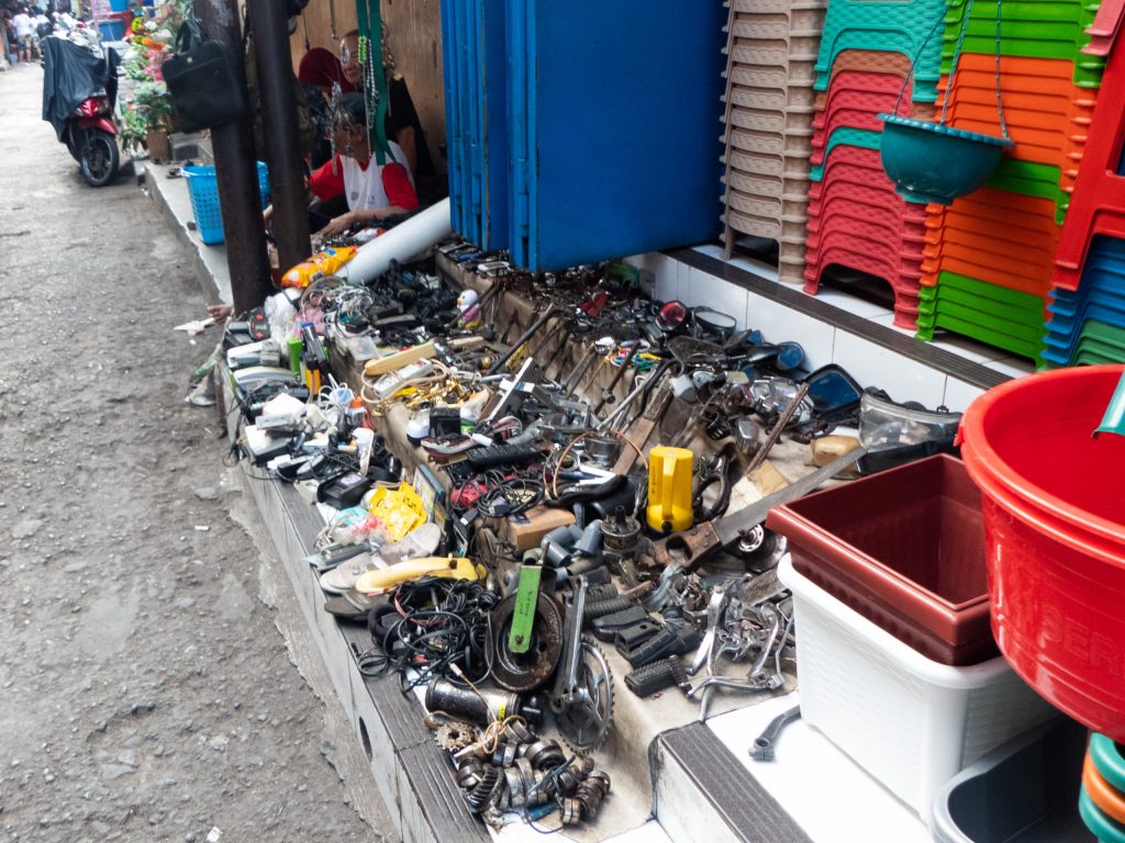 market with metal trinkets market