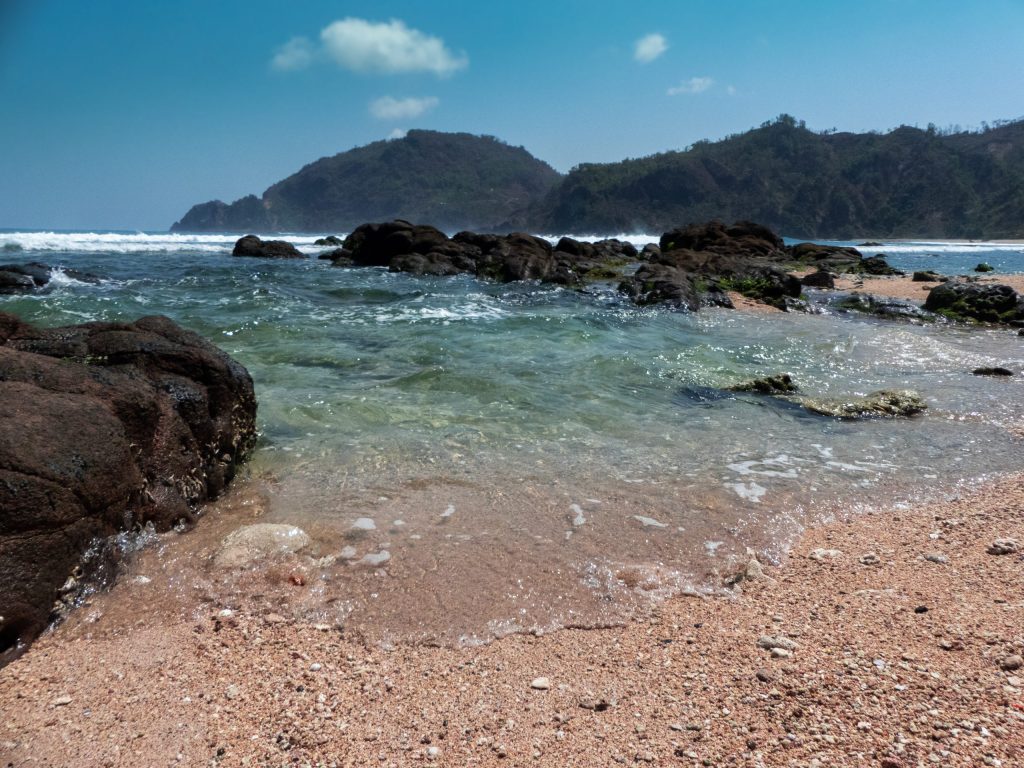 wediombo beach wave yogyakarta