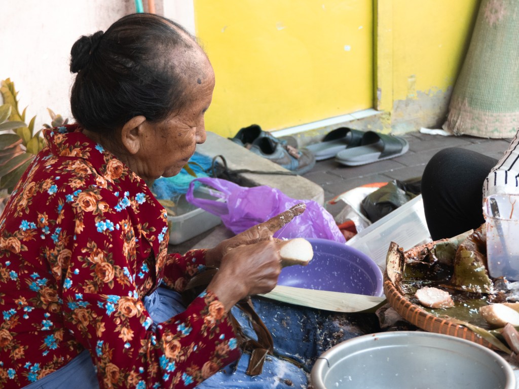 mbah satinem sitting and making desert yogyakarta