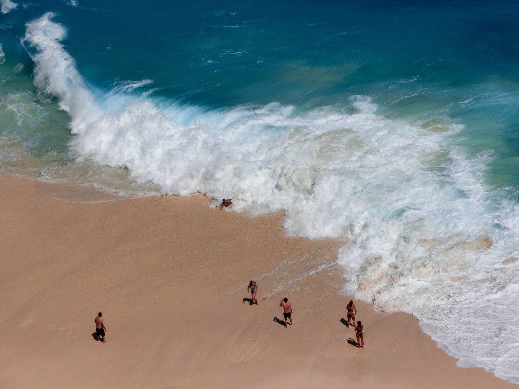 People on Kelingking Beach big waves accident Nusa Penida Bali