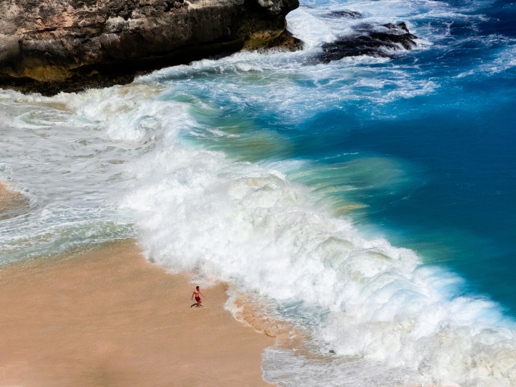 Person on beach huge wave Kelingking dangerous accident death