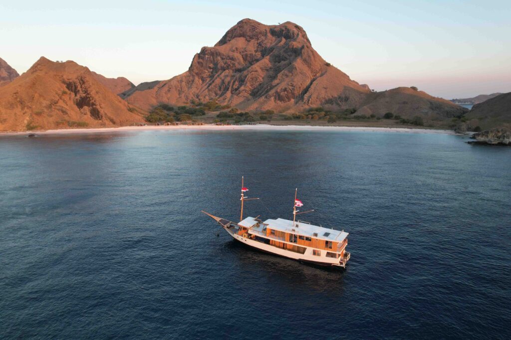 liveaboard luxury tour Komodo national park Indonesia