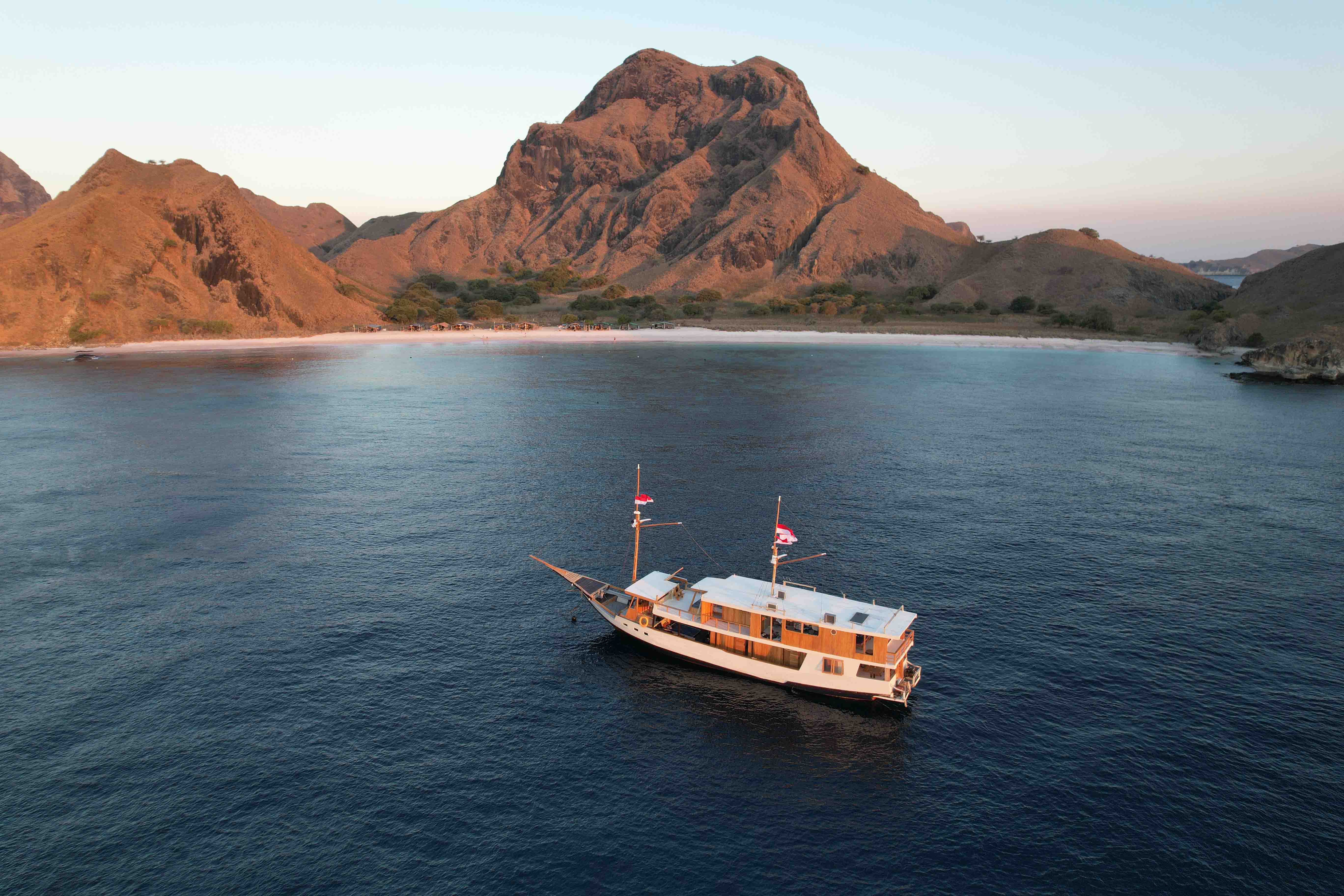 The Best Komodo Liveaboard Boat Tour From Labuan Bajo - Guide Your Travel