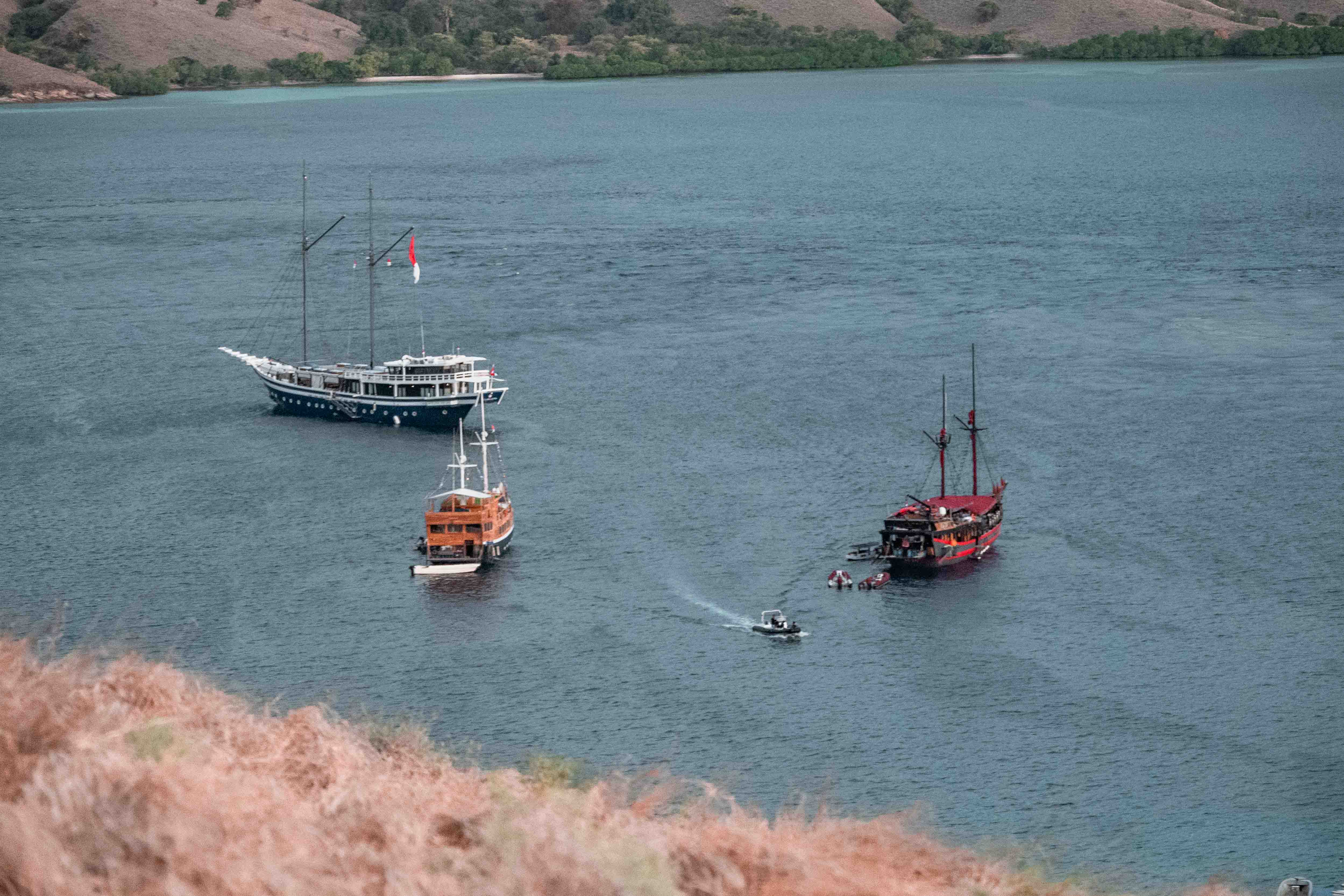 Phinisi boats blue water komodo national park tour 