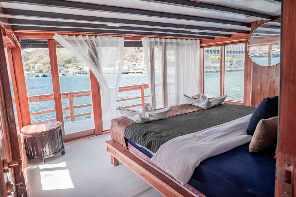 Master bedroom cabin ocean view liveaboard boat tour komodo national park private balcony