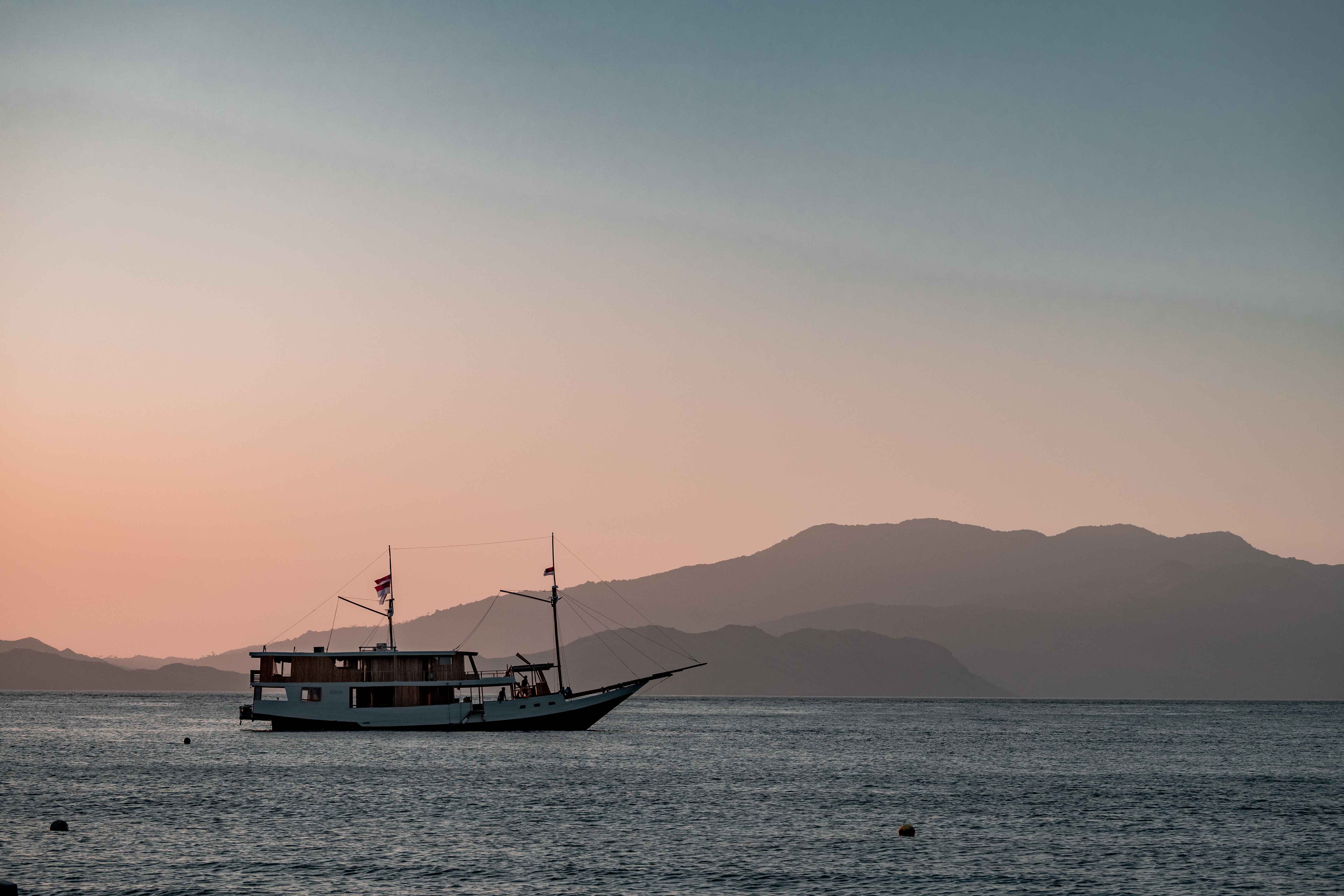 sunset liveaboard boat tour mountain background