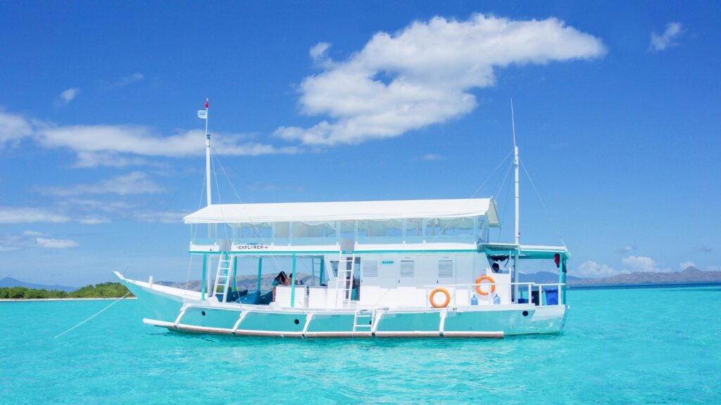 boat hotel komodo national park crystal clear water