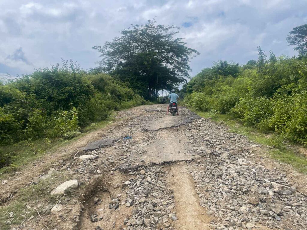 road condition bad Kuta Lombok scooter 