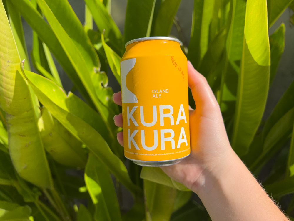 kura kura yellow can green background hand holding