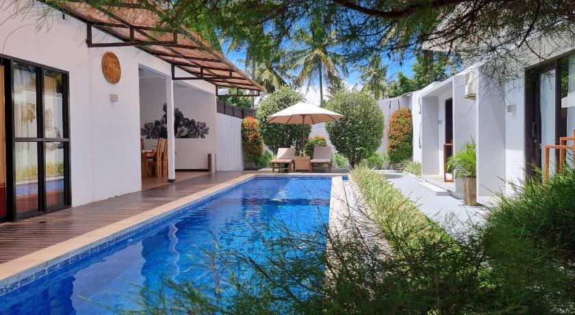 gili Khayangan Villas pool view with un umbrellas