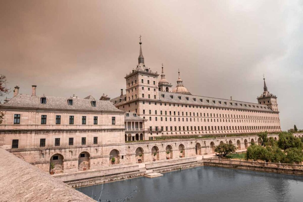 smoky sky wild fires spain el escorial pond viewpoint