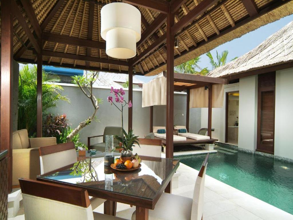 Villa with private pool, sunbed and outdoor living room