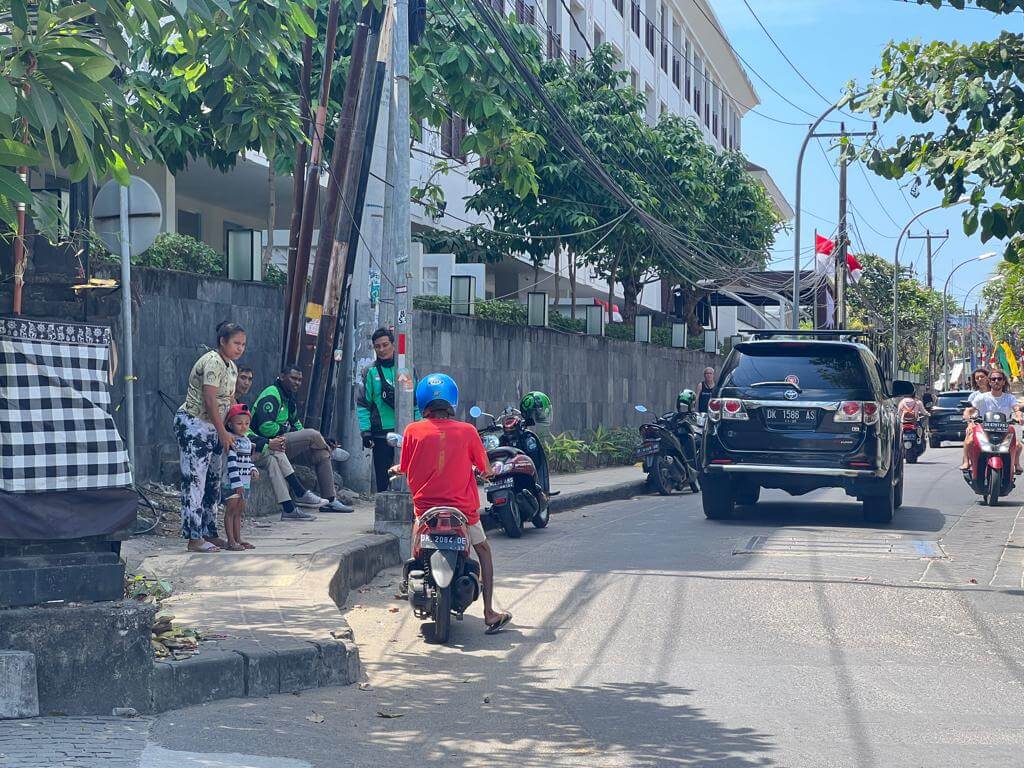 gojek and grab drivers in seminyak which is the best way to get around in traffic instead of a taxi