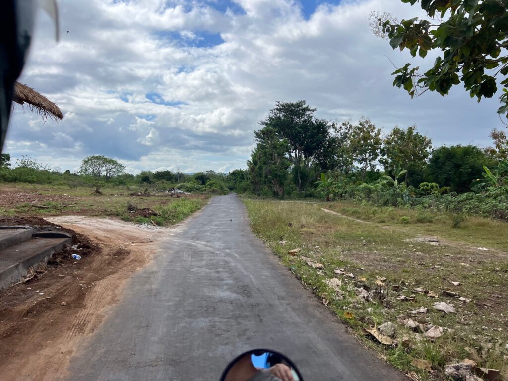 smooth paved road in nusa lembongan good for walking and scooters