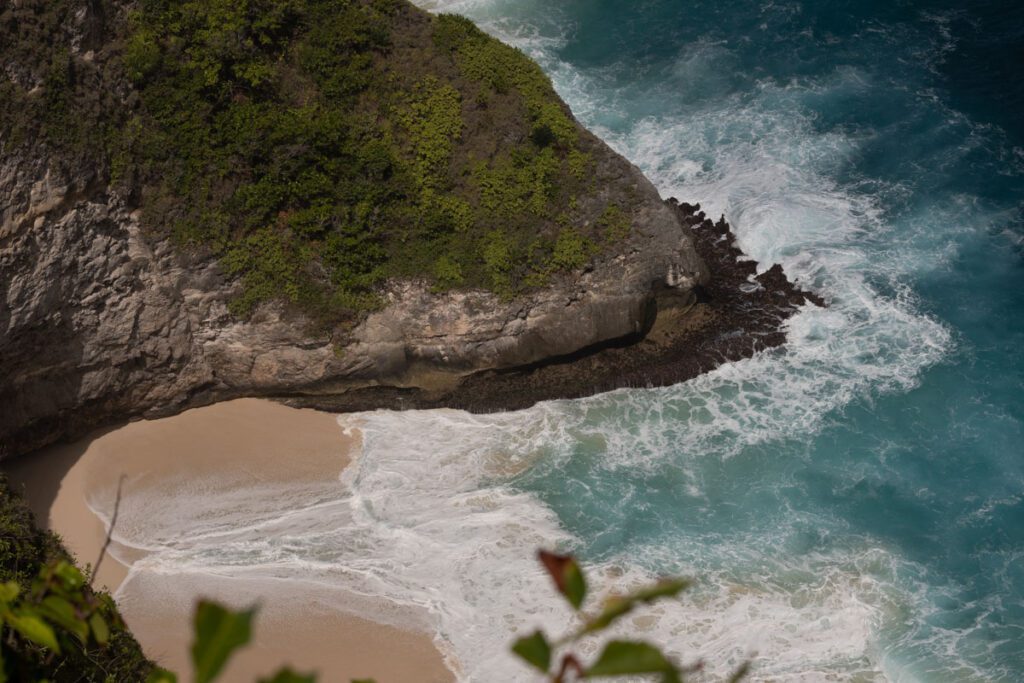 nusa penida blue water white sand kelingking beach