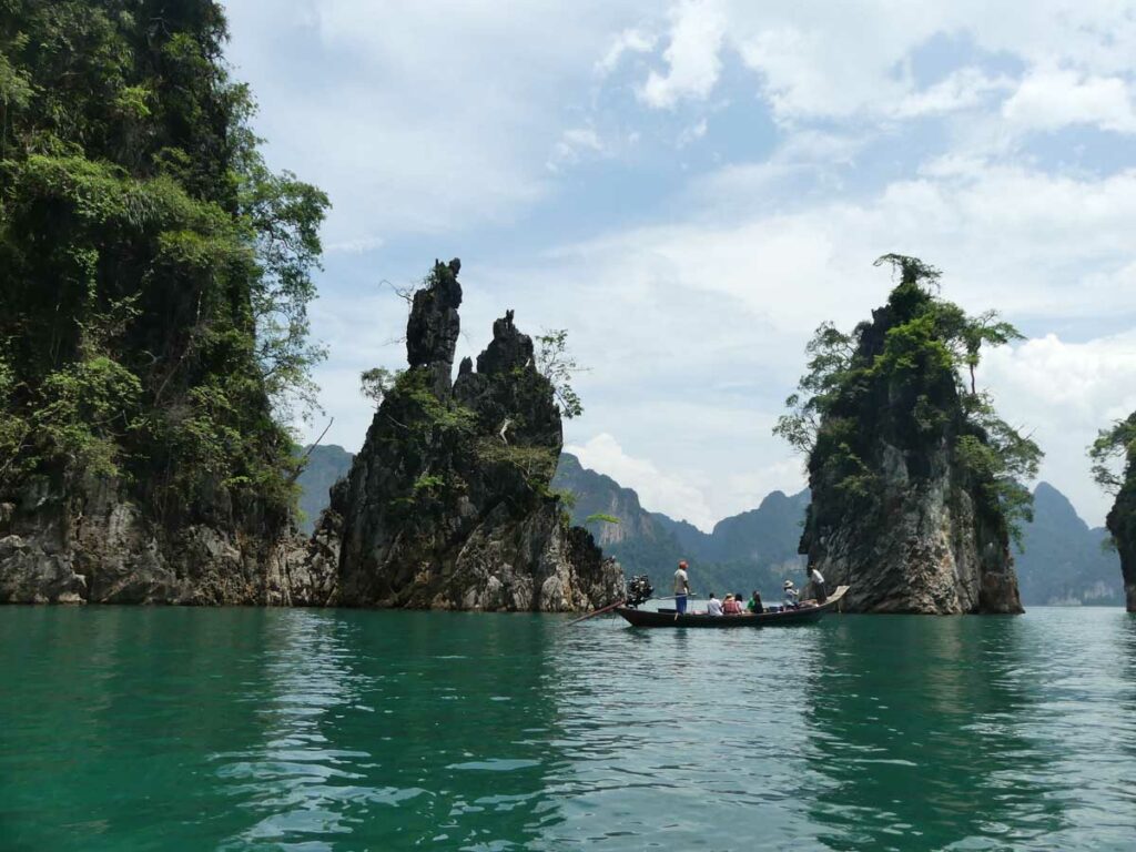 khao sok lake thailand blue sky boats green water